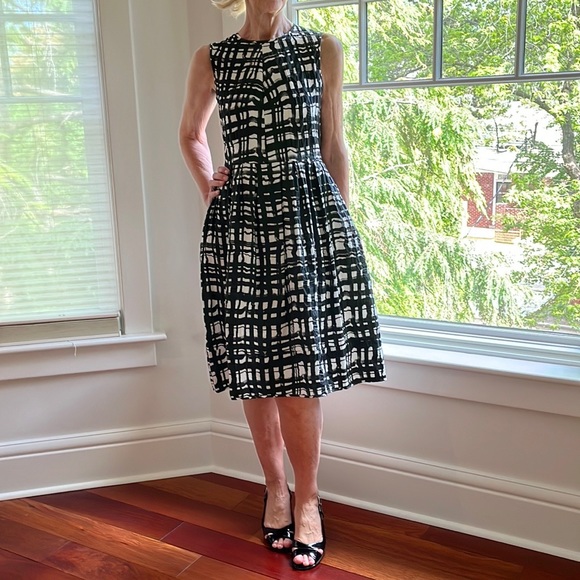 S Max Mara.Black & white knee length dress. Simple elegant design. Side pockets - Picture 4 of 8